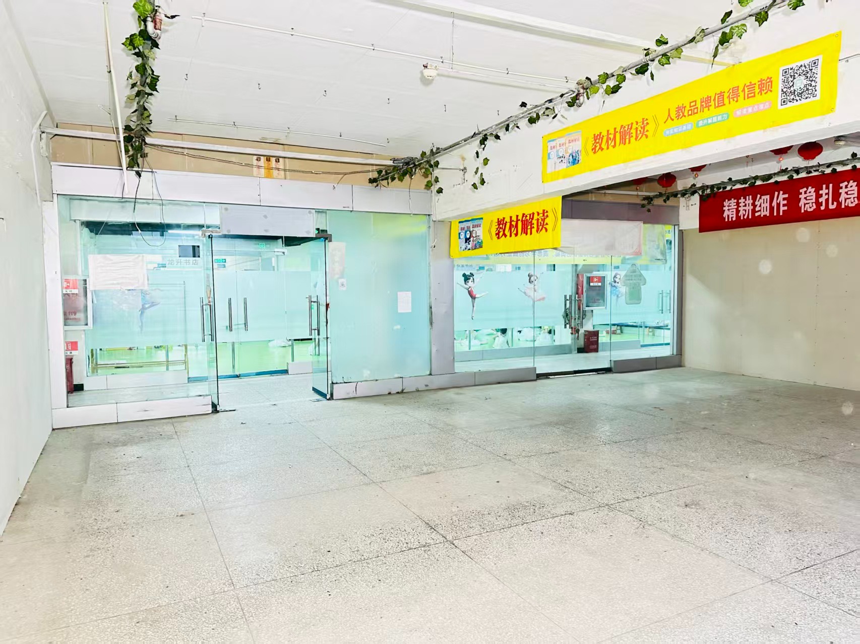 华美立家新丝路建材家居广场提供写字楼、商铺、展示空间、直播间等多种面积选择，满足企业办公、研发、展示、运营等多元需求。