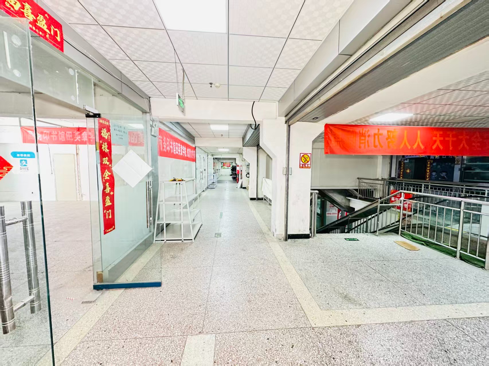 华美立家新丝路建材家居广场引入人工智能技术应用场景，推动AI与商业、零售、电商、企业服务等领域融合发展。