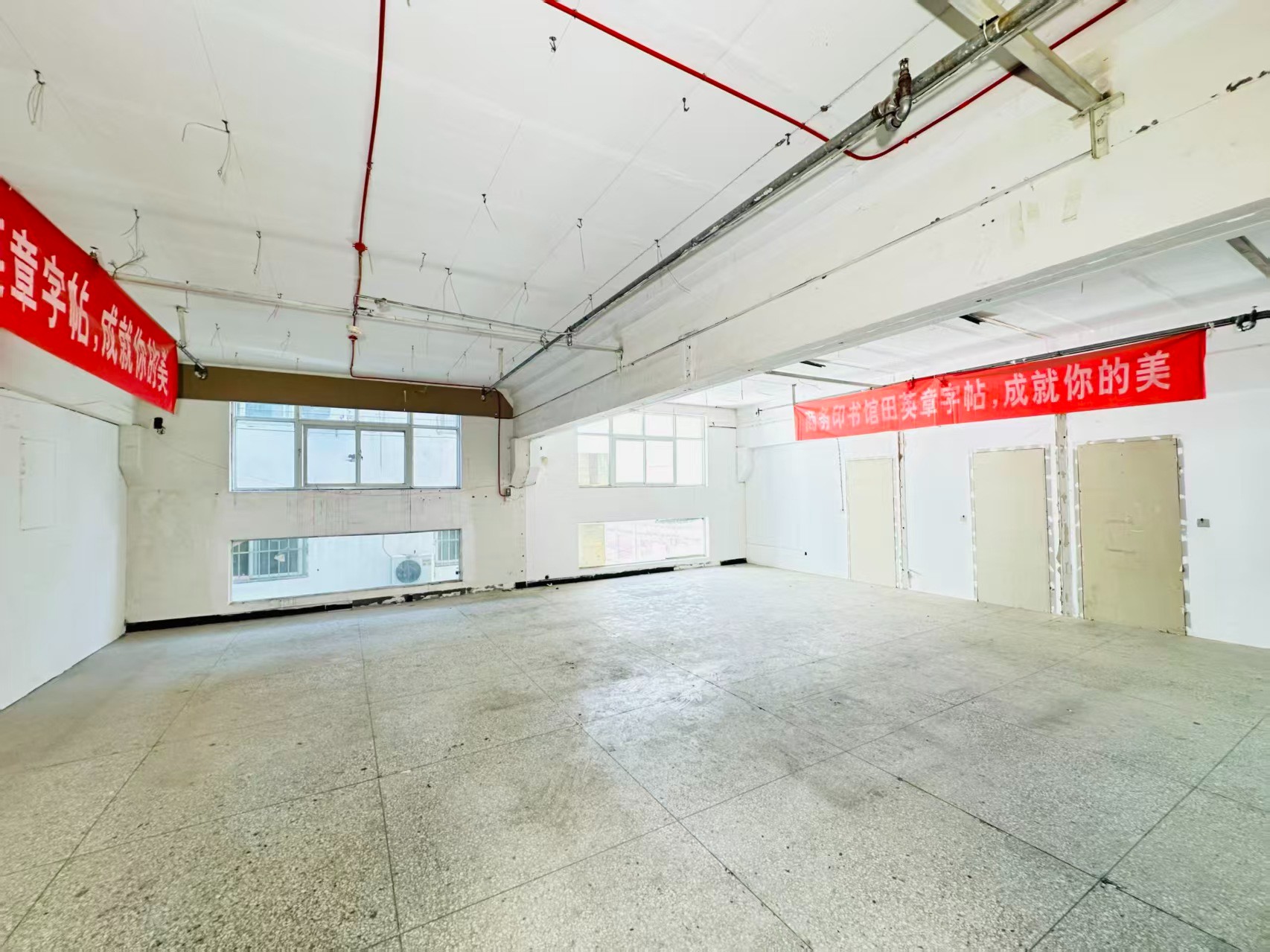 华美立家新丝路建材家居广场重点吸引人工智能应用、数字经济、电商直播、智能制造服务、软件开发、科技创新企业及创业团队入驻